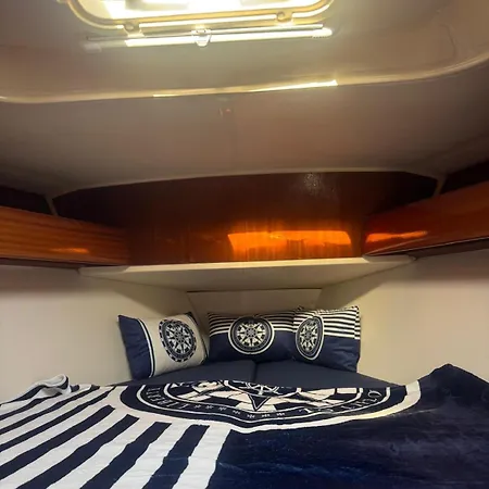 Yate Rock & Roll Botel *