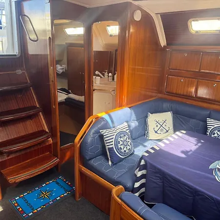 Yate Rock & Roll Botel *