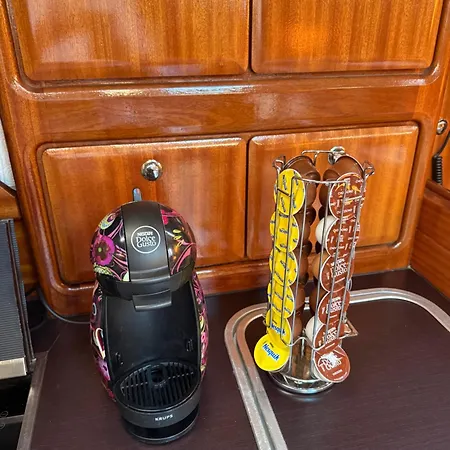 Yate Rock & Roll بوتيل بويرتو دي موغان